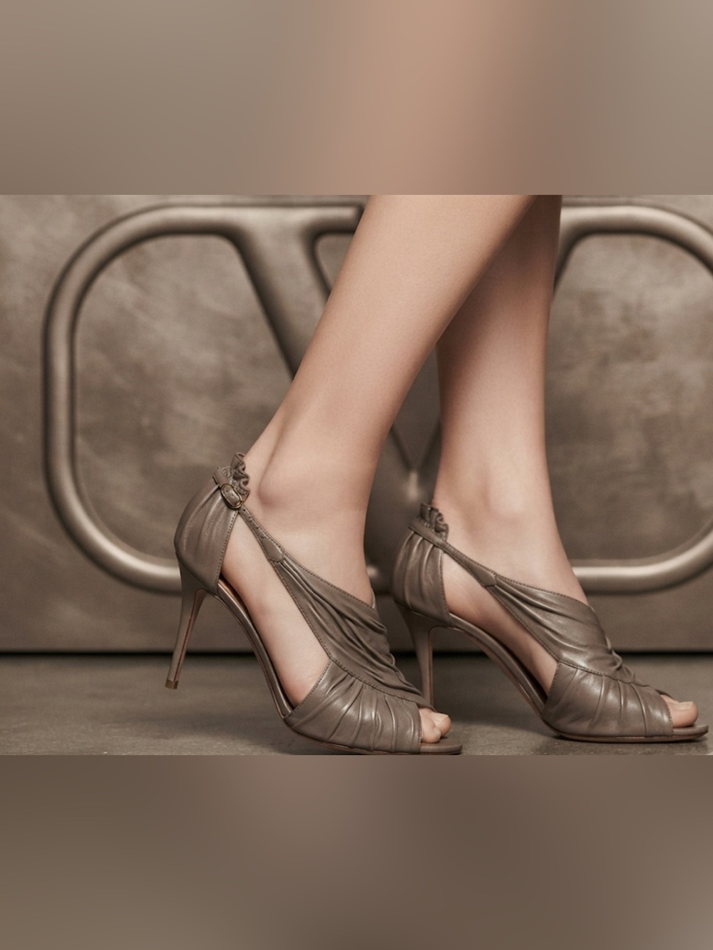Authentic Valentino luxury designer leather heels sz 7 Euro 37